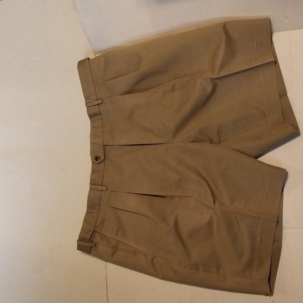 Men's Travelsmith Khaki Pleated Front Shorts - Size 42 Pre-owned Like New